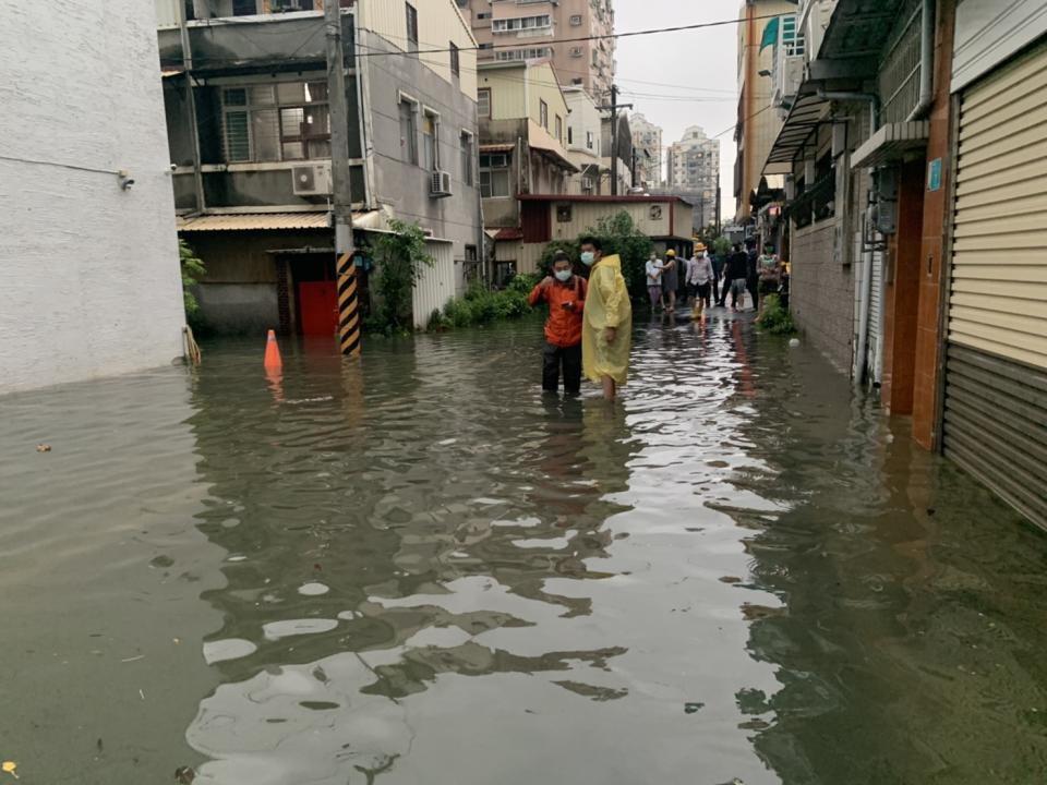 台南市永康成功里凌晨大雨也讓水很快就淹上來。（圖／東森新聞）