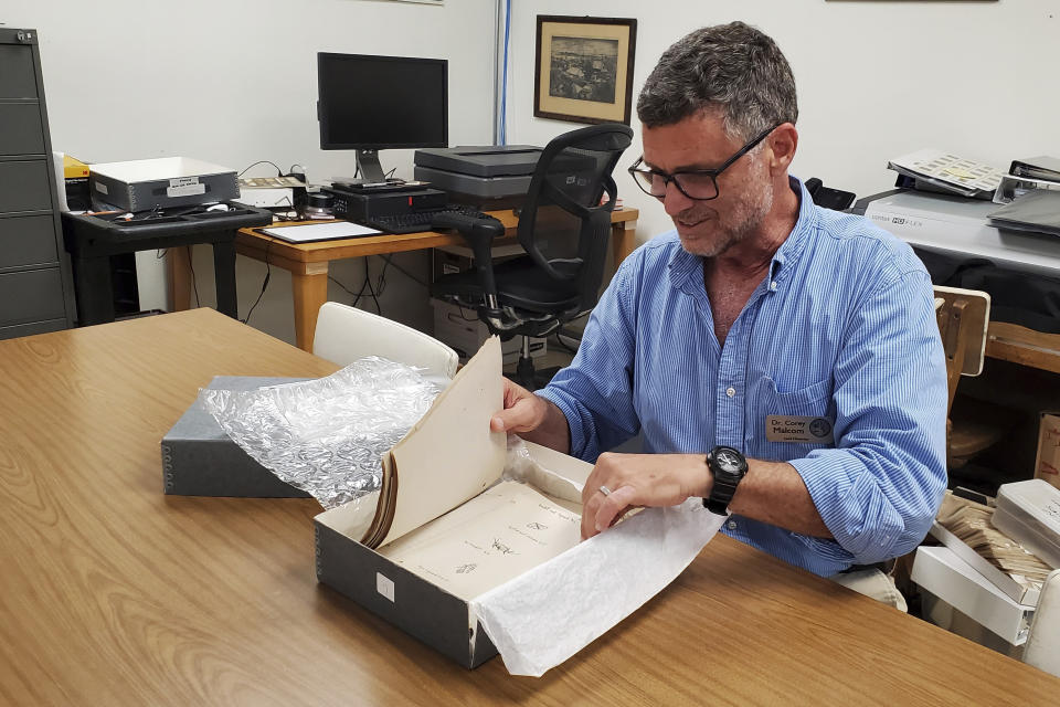 El historiador Corey Malcom muestra un primer borrador de la novela de Ernest Hemingway de 1937, "To Have and Have Not" ("Tener y no tener"), con notas manuscritas de Hemingway en los márgenes en el Centro de Historia de los Cayos de Florida en Key West, Florida, el lunes 15 de julio de 2024. (Foto AP/David Fischer)
