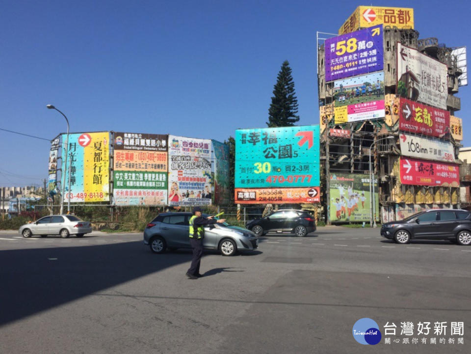 龍潭警察分局因應中秋佳節連續假期，針對轄區易壅塞路段研擬規劃交通疏導作為。