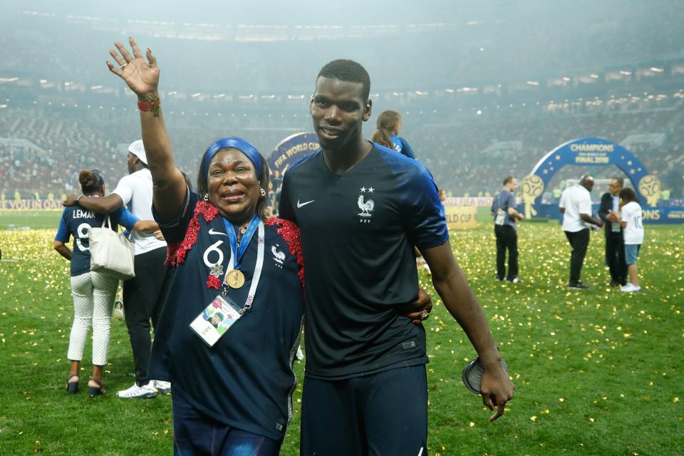 Frankreichs Paul Pogba holte seine Mutter auf das Spielfeld. (Bild: Getty Images)