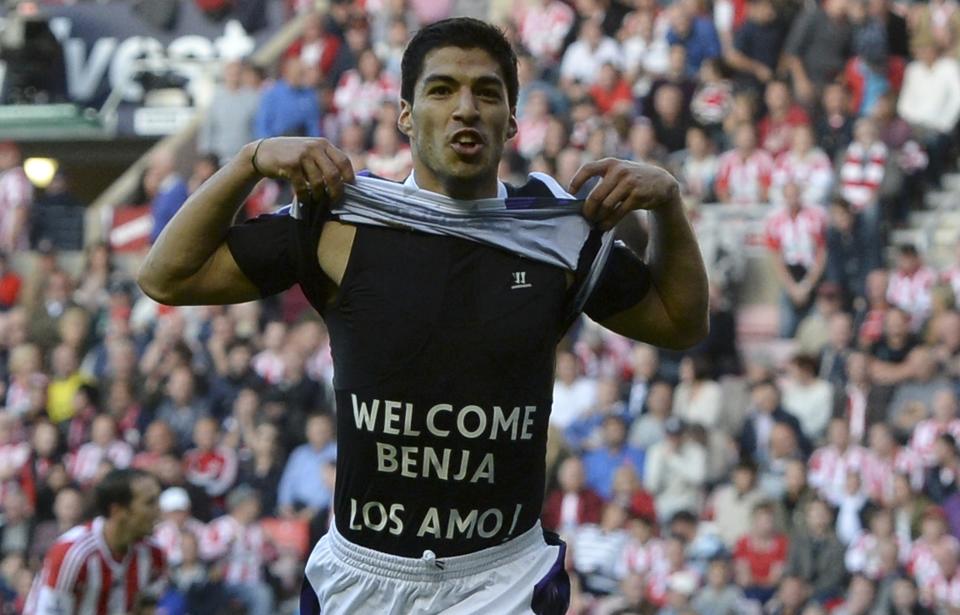 Liverpool's Suarez celebrates scoring his second goal against Sunderland during their English Premier League soccer match at The Stadium of Light in Sunderland