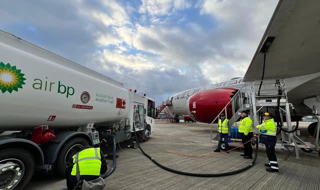 Pioneering flight to use 100% sustainable aviation fuel to cross the ...