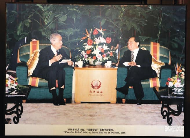 和平飯店內至今還陳設1998年辜汪會談時的歷史照片。（王爵暐攝）