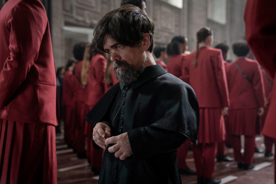 Dekan Casca Highbottom (Peter Dinklage) würde sich freuen, wären die Hungerspiele Geschichte. (Bild: 2023 Lionsgate/Leonine Studios)