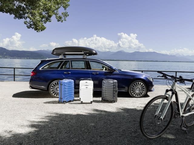 Mercedes-Benz Roof box 400 in black metallic, Suitcase Spinner in various sizes and colors, Fitness bike