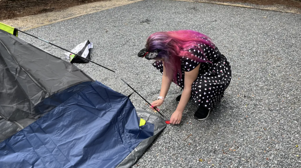 Ein Zelt aufzubauen, ist gar nicht so einfach. - Copyright: Jenna Clark