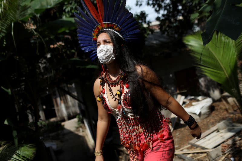 Samela Satere-Mawe, una estudiante de biología de 24 años y activista indígena camina cerca de su casa, que también es la sede de la Asociación de Mujeres Satere Mawe en el barrio de Compensa en Manaos, estado de Amazonas, Brasil