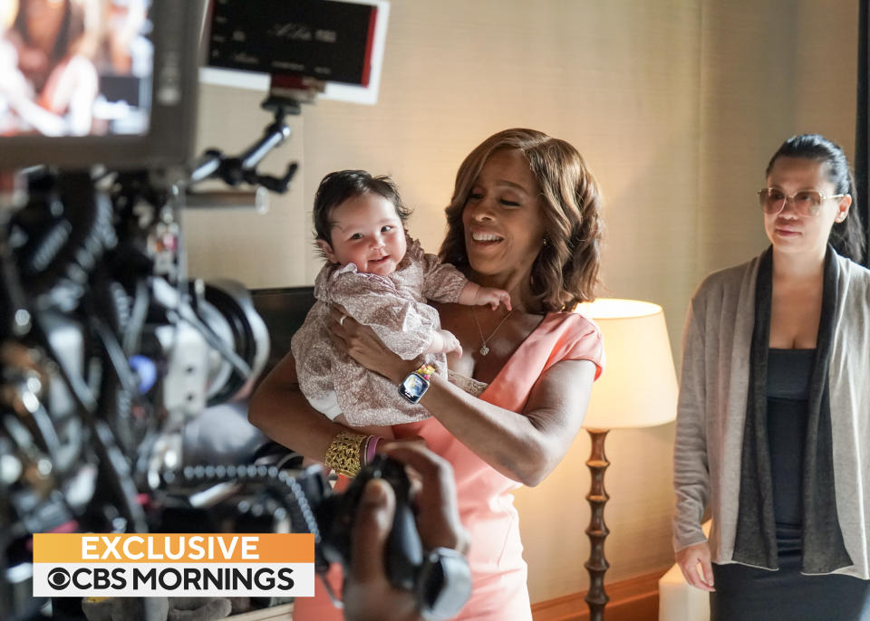 Moderatorin Gayle King hält Gia Virginia Chen-De Niro im Arm, Tochter von Robert De Niro und Tiffany Chen (rechts). (Bild: Gail Schulman/CBS via Getty Images)