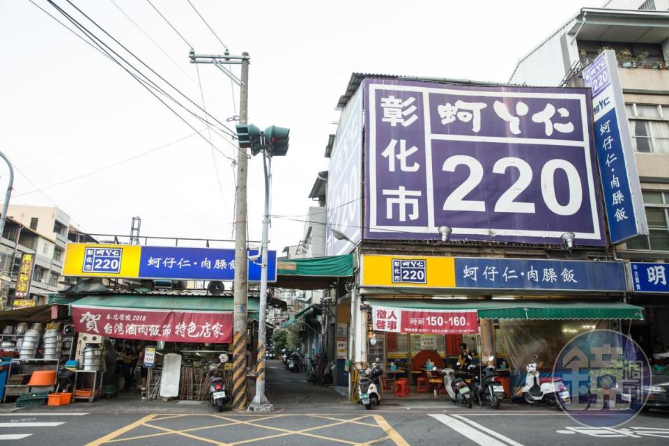 為了有記憶點，吳文彬將店名取為220蚵ㄚ仁肉臊飯。