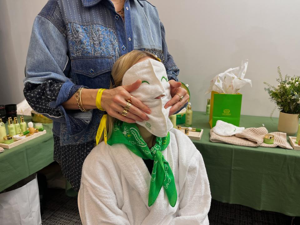 <p>Pour retirer le surplus de gras, Tata Harper utilise une serviette spéciale baptisée Green Beauty Towelette qui permet d’accentuer les bienfaits des soins précédents. Une fois la serviette sur le visage, la professionnelle réalise quelques mouvements circulaires pour masser en douceur et détendre le visage.</p><br>