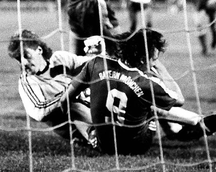 Ein Klassiker, passiert beim deutschen Supercup 1987: HSV-Keeper ULI STEIN streckt Bayern-Stürmer Jürgen Wegmann mit der Faust nieder, nachdem der das 2:1 gegen ihn geschossen hat. Stein sieht Rot und wird von seinem Klub gefeuert - er beruft sich auf einen Total-Blackout: "Obwohl ich es mir ein paar Mal im Fernsehen angeschaut habe, kann ich mir bis heute nicht erklären, warum ich das getan habe"