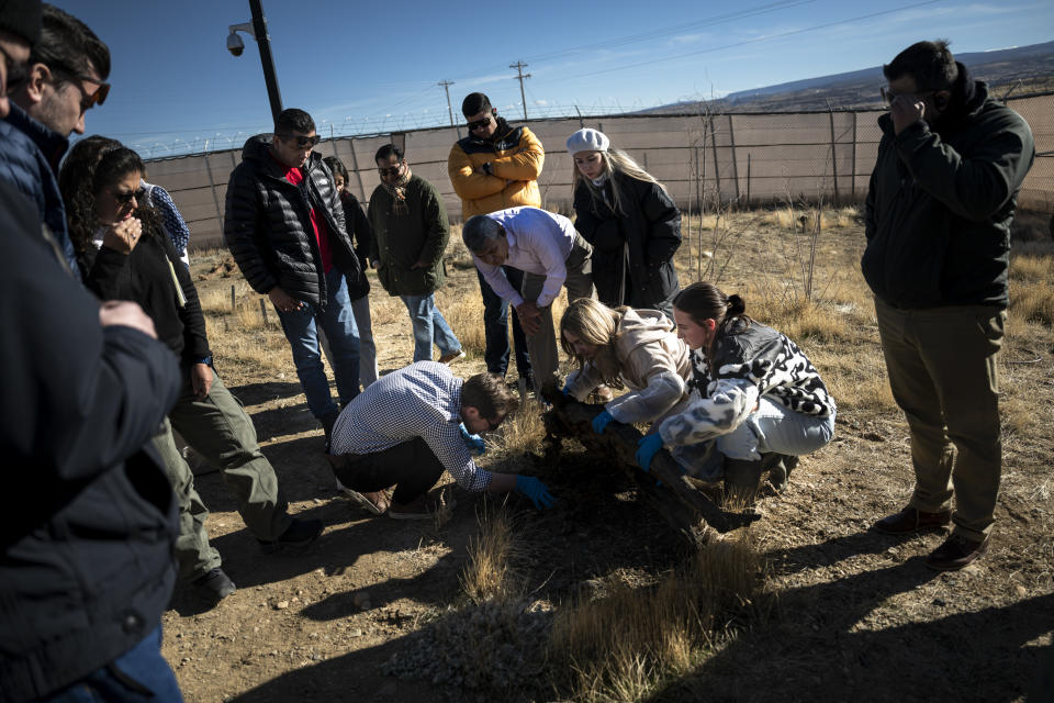 Un grupo de forenses mexicanos observaba cómo Alex Smith, en el centro, director del laboratorio de la Estación de Investigación Forense de la Universidad de Colorado Mesa, buscaba gusanos debajo de un cadáver en descomposición. (Meridith Kohut/The New York Times)