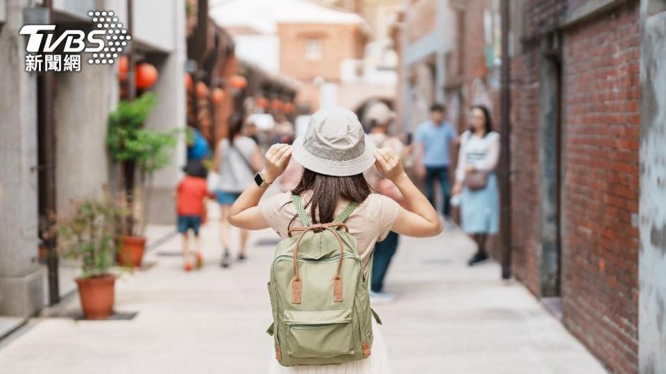 2023年國人出國人次統計發現，台灣女性出外旅遊的比例高於男性。（示意圖／shutterstock達志影像）