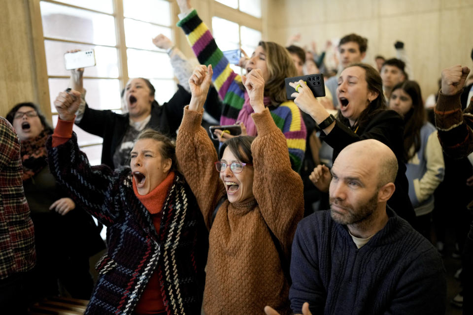 Los trabajadores reaccionan cuando el Museo y Sitio de la Memoria de la ESMA es declarado Patrimonio de la Humanidad por la UNESCO mientras ven el anuncio por televisión en Buenos Aires, Argentina, el martes 19 de septiembre de 2023. (AP Foto/Rodrigo Abd)