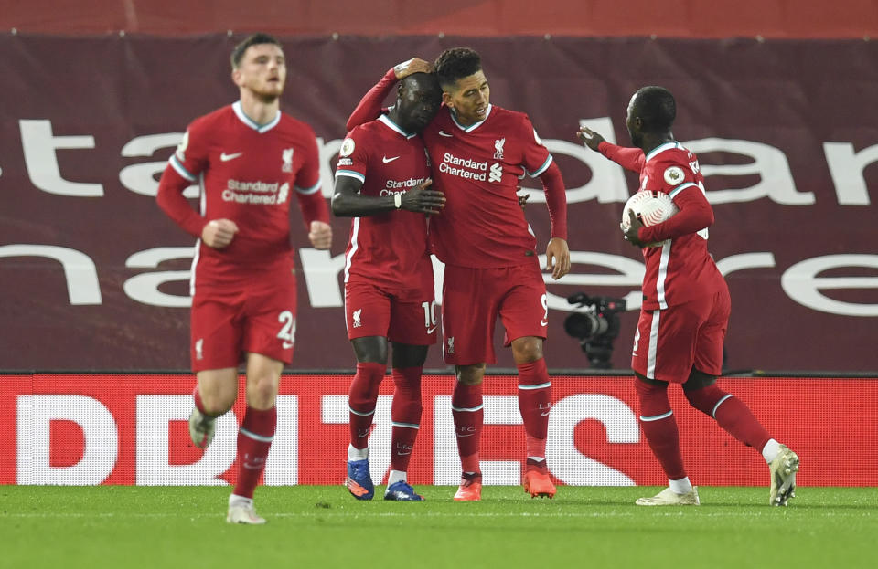 Sadio Mané, segundo a la izquierda, es felicitado por sus compañeros de Liverpool tras anotar el primer del equipo ante Arsenal en el partido de la Liga Premie inglesa, el lunes 28 de septiembre de 2020, en Liverpool. (Paul Ellis/Pool vía AP)