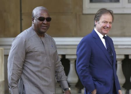 John Dramani Mahama the President of Ghana (L) is met by Britain's Foreign Office minister Hugo Swire as he arrives at a summit on corruption at Lancaster House in central London, Britain, May 12, 2016. REUTERS/Paul Hackett