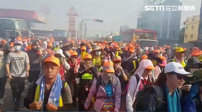 苗栗縣通霄鎮白沙屯拱天宮媽祖，11日深夜起駕進香。