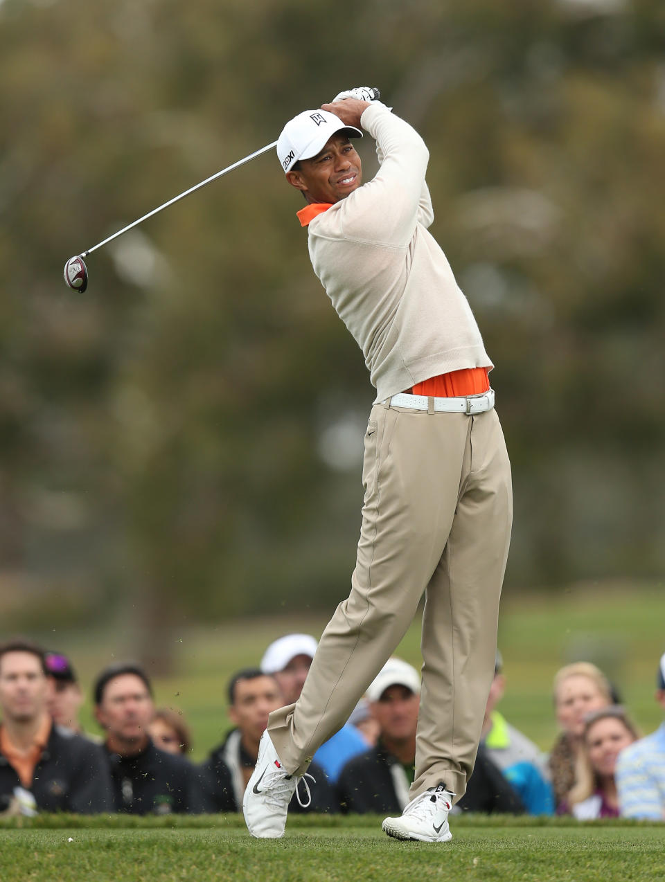 tiger woods, farmers insurance open, white nike golf shoes, tiger woods nike, tiger woods wins, tiger woods style