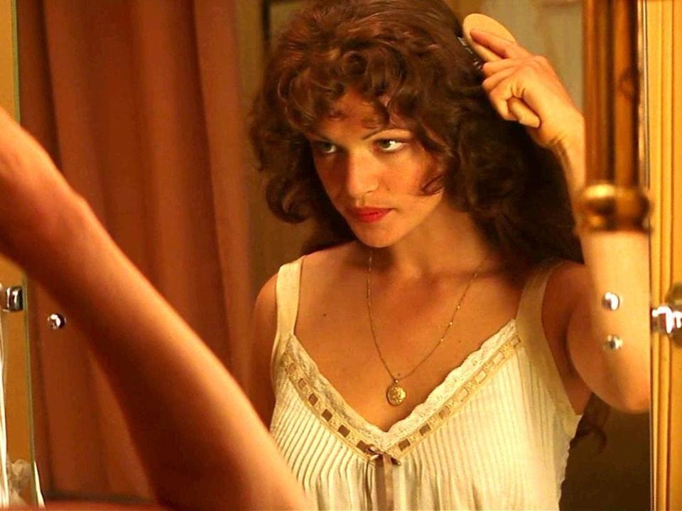 Evelyn (Rachel Weisz) brushes her hair in a scene from the 1999 film "The Mummy."