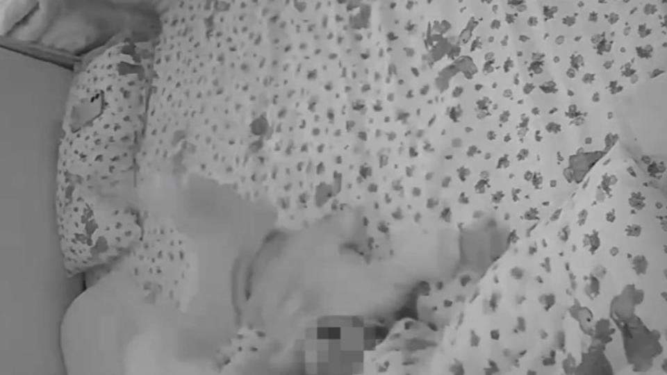 中國大陸一名保母將新生兒猛力扔到床上。（圖／翻攝自@說好的5872　微博）