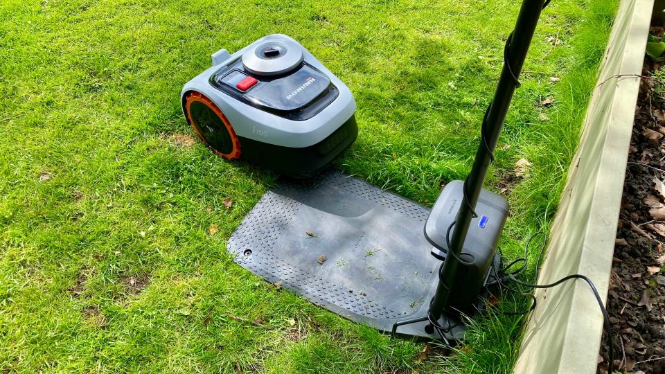 Segway Navimow iSeries 105E in the user's garden