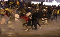 Manifestantes chocan con la policía durante una protesta contra el gobierno en Bogotá, Colombia, el miércoles 12 de mayo de 2021. (AP Foto/Fernando Vergara)