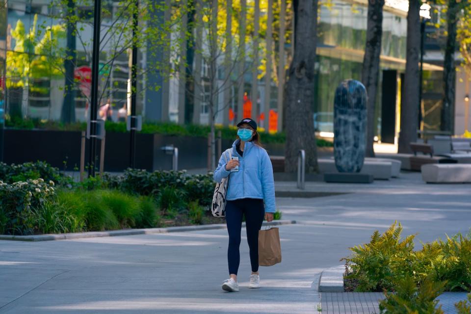 L’habitant moyen de la Terre consacre près de sept heures par jour à des activités telles que la socialisation, l’utilisation des médias, les repas et l’exercice physique. (Shutterstock)