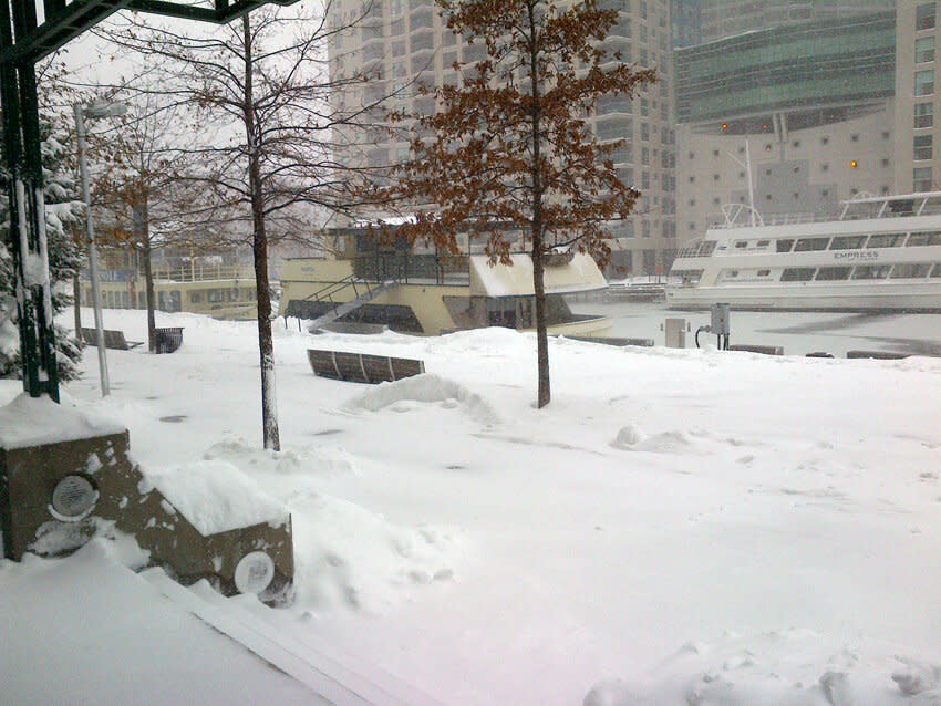 @AllanShifman: @YahooCanadaNews Toronto Harbourfront #TOsnowpics pic.twitter.com/sdZBVJIK