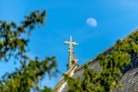 Trattasi di una chiesa del 12° secolo, costruita nei pressi di Cardiff, in Galles: per il modico prezzo di 730mila euro può diventare tua, pronta consegna, con anche un terreno enorme a corredo. (foto: Caters)