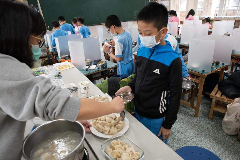 煮好水餃準備沾醬料