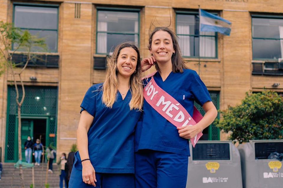 Micaela Gutman (izq.) y Lis Houlton frente a la Facultad de Medicina de la UBA