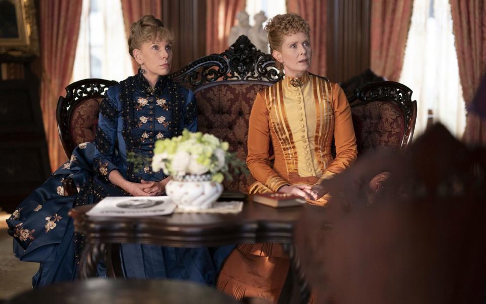 Agnes (Christine Baranski, links) und Ada (Cynthia Nixon) sind schockiert, dass ihre Nichte völlig mittellos vor ihnen steht. (Bild: 2021 Home Box Office, Inc. All rights reserved. /Sky)