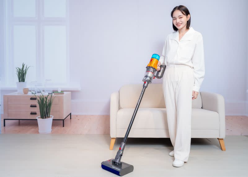 ▲Dyson跨入濕清潔領域，全新乾濕全能洗地吸塵器Dyson V12s Detect Slim Submarine，集清洗地面、灰塵偵測、無毛髮纏結於一體。（圖／官方提供）