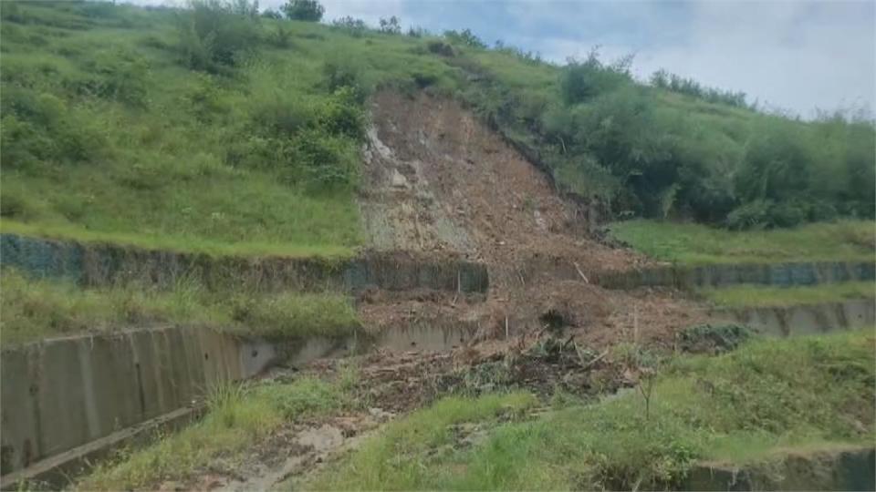 苗栗公館邊坡土石三度崩落　銅鑼高壓電線掉落水田