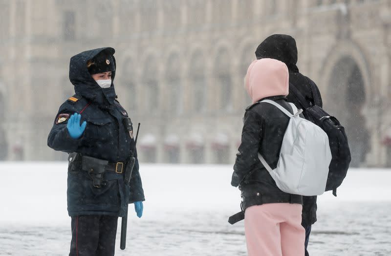 A police officer speaks with pedestrians in Moscow