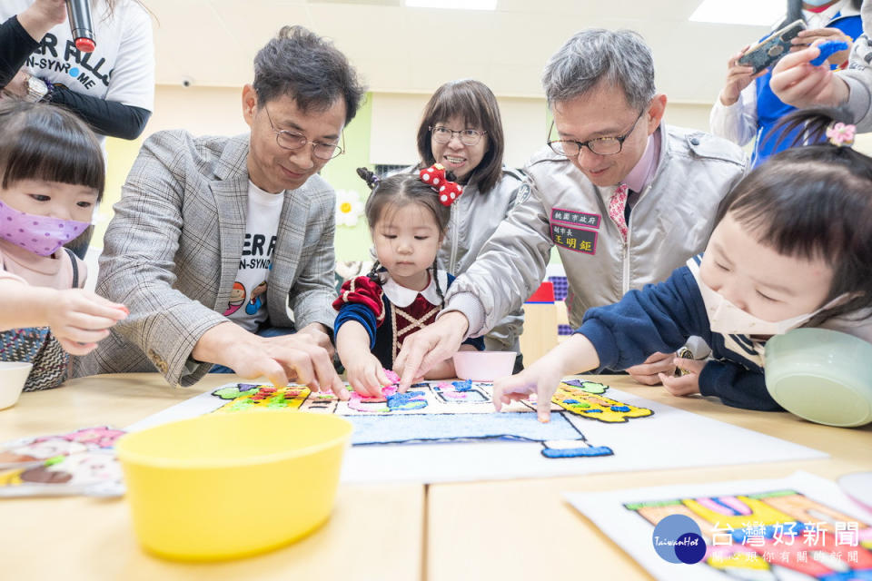 桃園市副市長王明鉅出席「公設民營桃園崇法托嬰中心」開幕儀式。