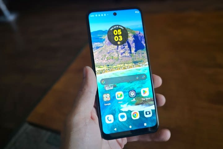 Someone holding the Moto G 5G (2023) with the display turned on.