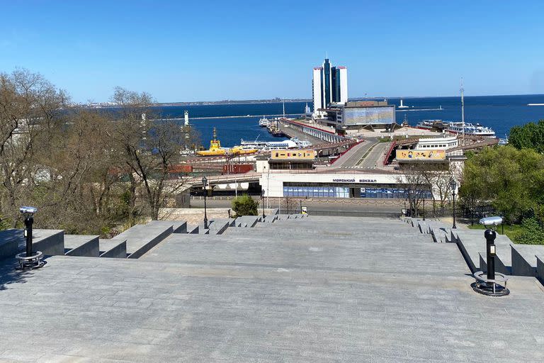 La famosa escalinata Potemkin en Odessa, que lleva al puerto, cerrado