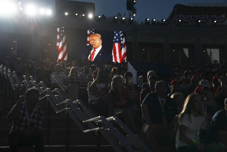 El presidente Donald Trump aparece en una pantalla mientras habla durante una celebración del 4 de julio en el Monumento Nacional Monte Rushmore en Dakota del Sur, el 3 de julio de 2020 (Anna Moneymaker/The New York Times).