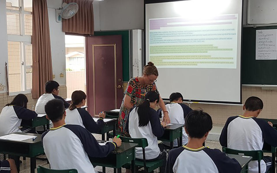 外師於課堂上引導學生進行英語溝通。