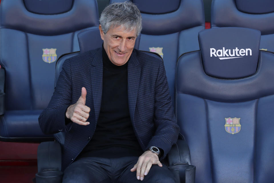 El nuevo técnico del Barcelona Quique Setién posa en el banquillo del estadio Camp Nou, el martes 14 de enero de 2020. (AP Foto/Emilio Morenatti)