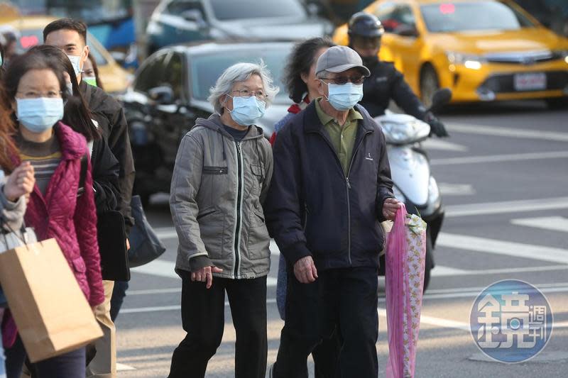 高齡者買投資型壽險，若碰上投資虧損，加上危險保費隨年齡增加而提高，等於是蠟燭兩頭燒。圖為示意圖，非當事人。