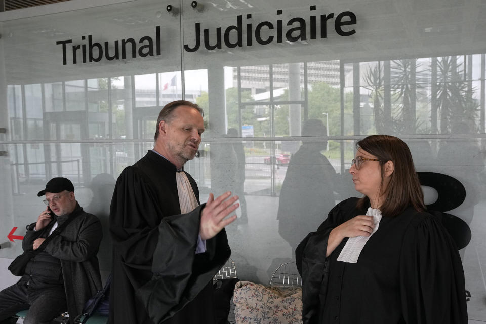 Gilles Moreu (izquierda) y Lola Chunet, abogados de las hijas de Diego Maradona, Dalma y Gianinna, previa a una audiencia ante el tribunal de Nanterre, en las afueras de París, el jueves 23 de mayo de 2024. (AP Foto/Michel Euler)