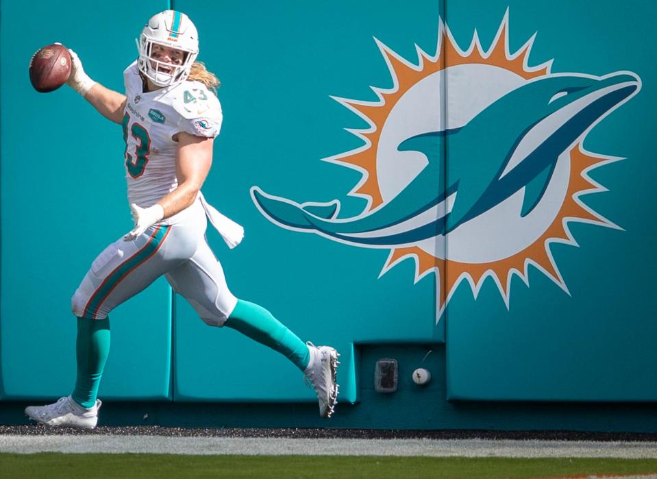 Miami Dolphins outside linebacker Andrew Van Ginkel (43) returns a fumble for a touchdown at Hard Rock Stadium in Miami Gardens, Nov. 1, 2020.