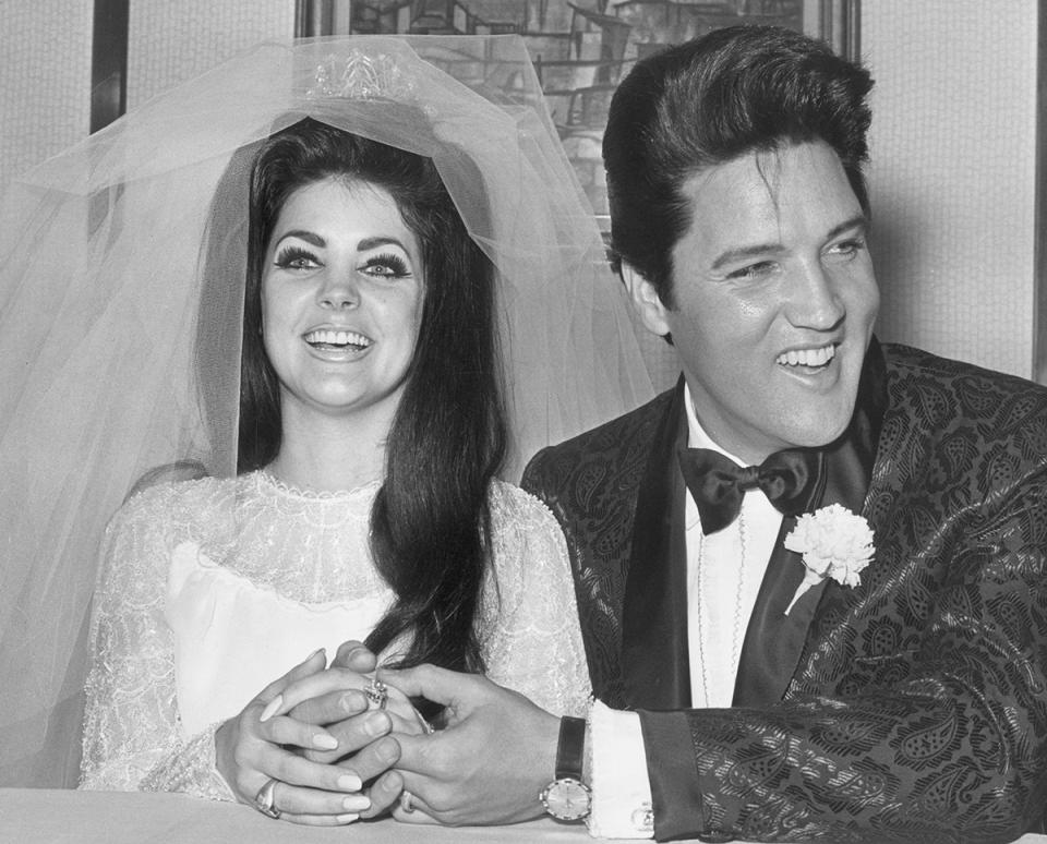 1 de mayo de 1967: El cantante y actor de rock and roll Elvis Presley (1935 - 1977) se toma de la mano con su novia, Priscilla Beaulieu Presley, el día de su boda, Las Vegas, Nevada. (Foto de Hulton Archive/Getty Images)