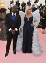 <p>La mamá de Kylie, Kris Jenner, también pisó la alfombra roja de la Met Gala acompañada de su pareja, Corey Gamble, quien llevaba un traje negro con botones en forma de estrella que combinaban con el rubio de la peluca de la matriarca de las Kardashian. (Foto: Charles Sykes / Invision/ AP). </p>