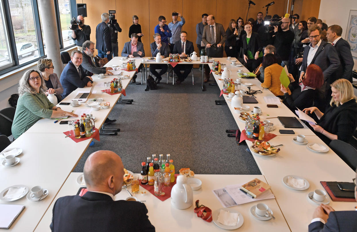 Die Verhandlungsdelegationen von Die Linke, SPD, Bündnis 90/Die Günen und CDU am Verhandlungstisch im Thüringer Landtag (Bild: Martin Schutt/dpa)