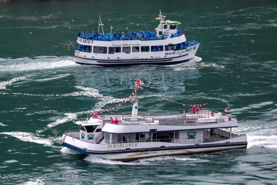 Dos barcos, dos realidades: en plena pandemia de covid-19, un barco turístico de EEUU (arriba) en las Cataratas del Niágara lleva multitud de pasajeros con poco distanciamiento social mientras un buque canadiense (abajo) tiene abordo solo unos pocos turistas. (Reuters)