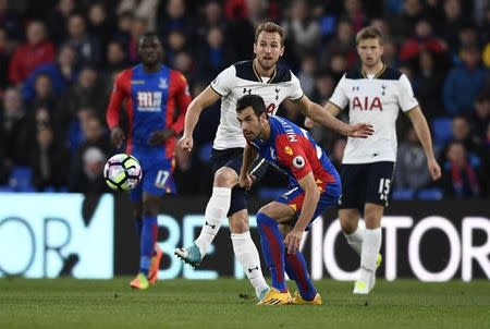 Britain Soccer Football - Crystal Palace v Tottenham Hotspur - Premier League - Selhurst Park - 26/4/17 Tottenham's Harry Kane in action with Crystal Palace's Luka Milivojevic Reuters / Dylan Martinez Livepic