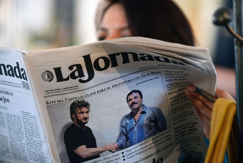 En janvier 2016, Sean Penn a publié dans le magasine Rolling Stone un entretien avec le seigneur de la drogue mexicain Joaquín "El Chapo" Guzmán afin de contribuer selon lui, à<em> "la discussion sur la politique de guerre contre la drogue". </em>Une initiative qui lui a valu une belle polémique, au point que l'acteur a dû plus tard s'expliquer sur la chaine CBS en admettant que son article avait "échoué". (Crédit photo: ALFREDO ESTRELLA/AFP/Getty Images)